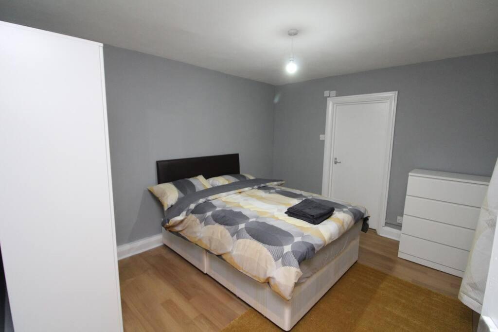 Modern 2 Bed Close To City Apartment