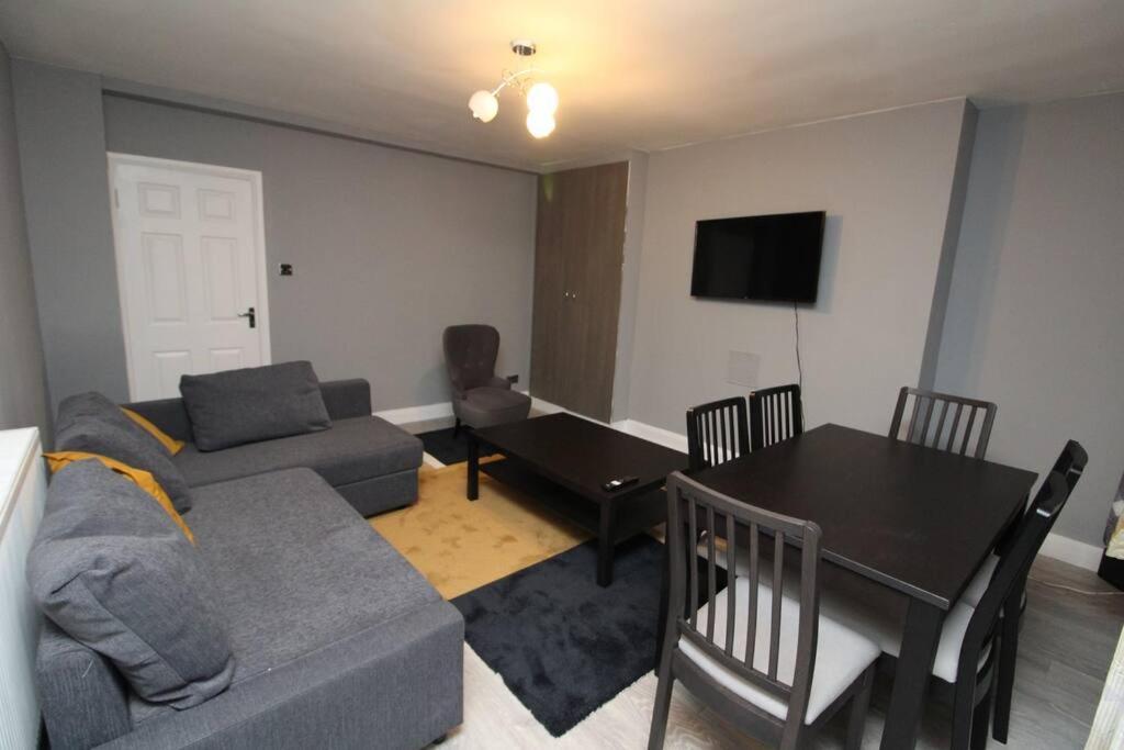 Modern 2 Bed Close To City * London
